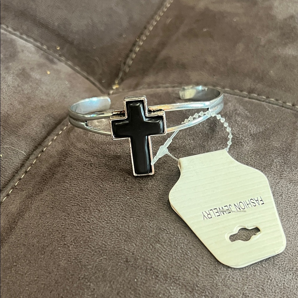 Fashion Jewelry Silver Cuff with Black Cross